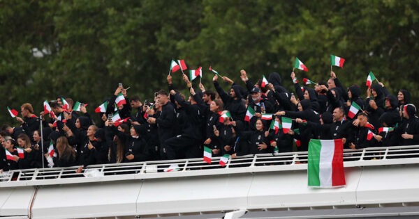 Cerimonia di Apertura di Parigi 2024: l'Italia sfila con orgoglio lungo la Senna!