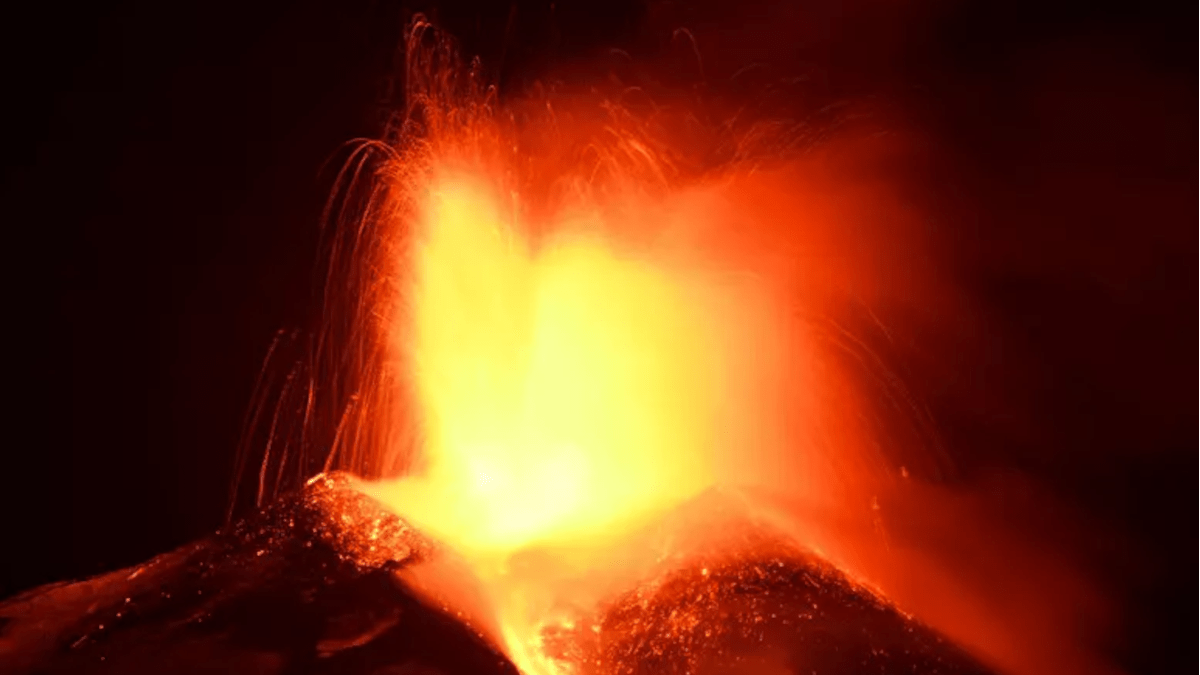 Intensa attività stromboliana dell'Etna: due colate da voragine. Cenere su Catania