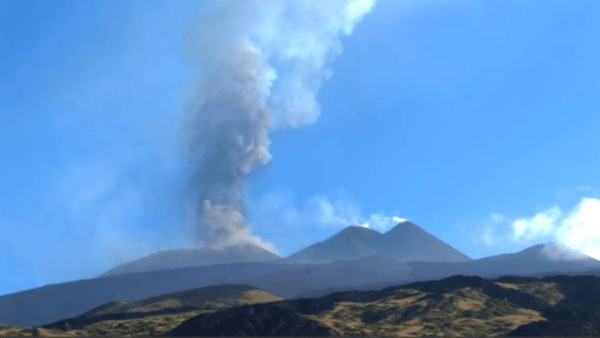 Attività stromboliana al Cratere Voragine: l’Etna torna a farsi sentire