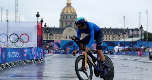 Filippo Ganna conquista l'argento olimpico! Un fantastico secondo posto nella cronometro su strada alle spalle di Evenepoel: il ciclismo regala all'Italia la prima medaglia di Parigi 2024.