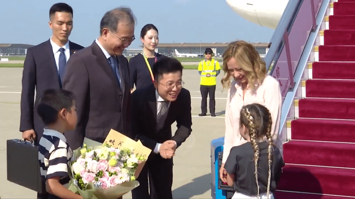 Giorgia Meloni in Cina: firmato un memorandum su auto elettriche e rinnovabili, il viaggio verso un futuro di reciproco rispetto continua! -