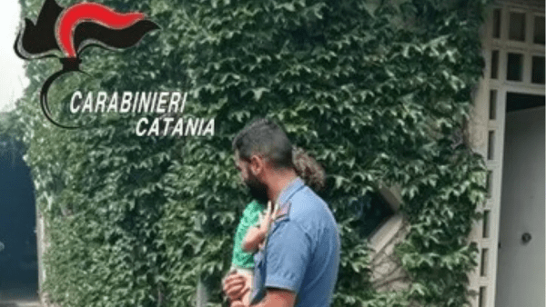 Villa prende a fuoco, i nonni dormono: bambino 3 anni salvato dai Carabinieri