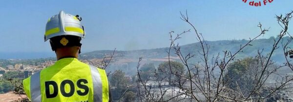 Incendio sterpaglie sull'autostrada A18 e nel comune di Aci Catena: intervento dei Vigili del Fuoco