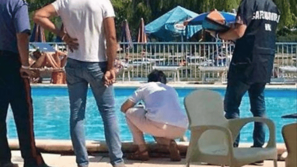 Bambino 4 anni gioca a bordo piscina e cade: elisoccorso e Terapia Intensiva, è grave