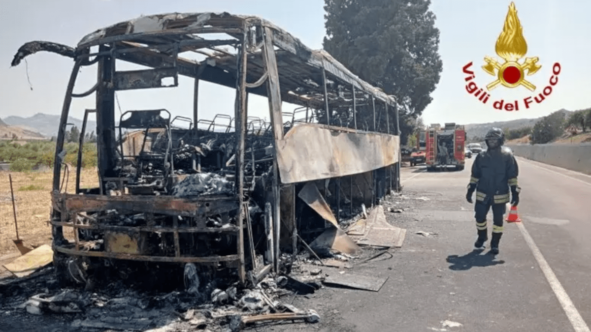 Autobus di linea in fiamme nel Catanese: autista eroico salva tutti i passeggeri