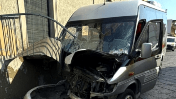 Minibus impatta violentemente contro balcone: 10 turisti feriti