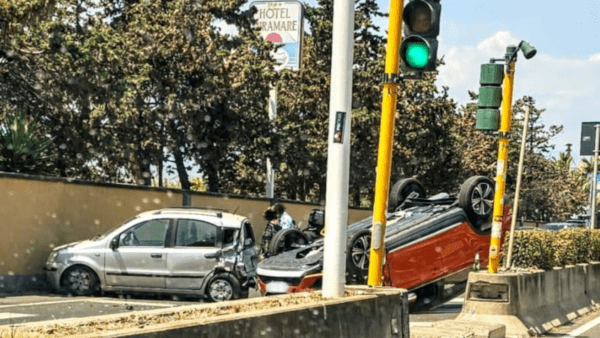 Incidente stradale Plaia di Catania: un’auto ribaltata e un’altra sfondata, diversi feriti