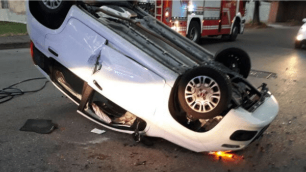 Incidente stradale a Catania: auto ribaltata in mezzo alla carreggiata