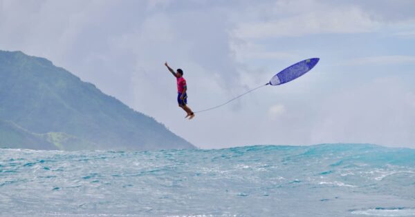 La meraviglia della foto del giorno dei Giochi di Parigi 2024 ci porta a Teahupo'o, dove Gabriel Medina incontra la magia di Madre Natura.