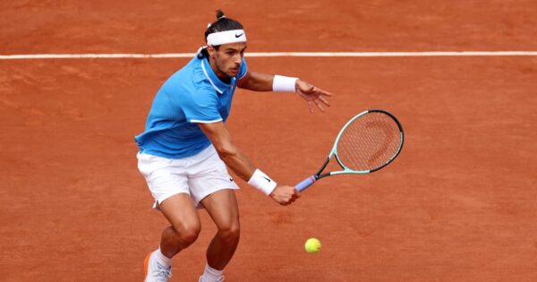 Lorenzo Musetti conquista un'altra vittoria e si qualifica per il terzo turno a Parigi 2024: superato Mariano Navone! Tennis in grande stile!