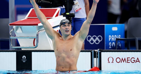 Nicolò Martinenghi accende Parigi 2024! L'Italia conquista il primo oro nel nuoto con una straordinaria vittoria nei 100m rana, tinteggiando il podio di azzurro.