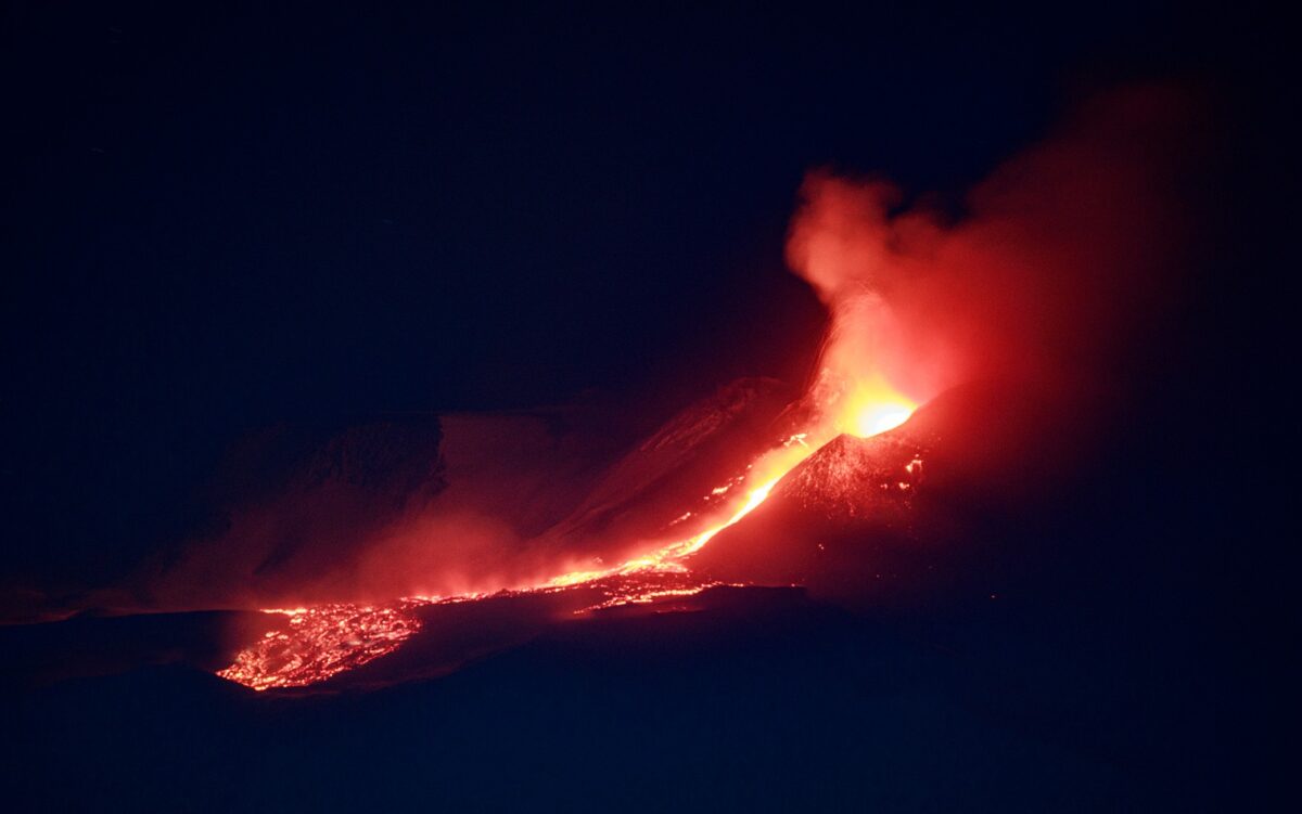 Ordinanza del sindaco Trantino per la sicurezza stradale contro la cenere vulcanica a Catania