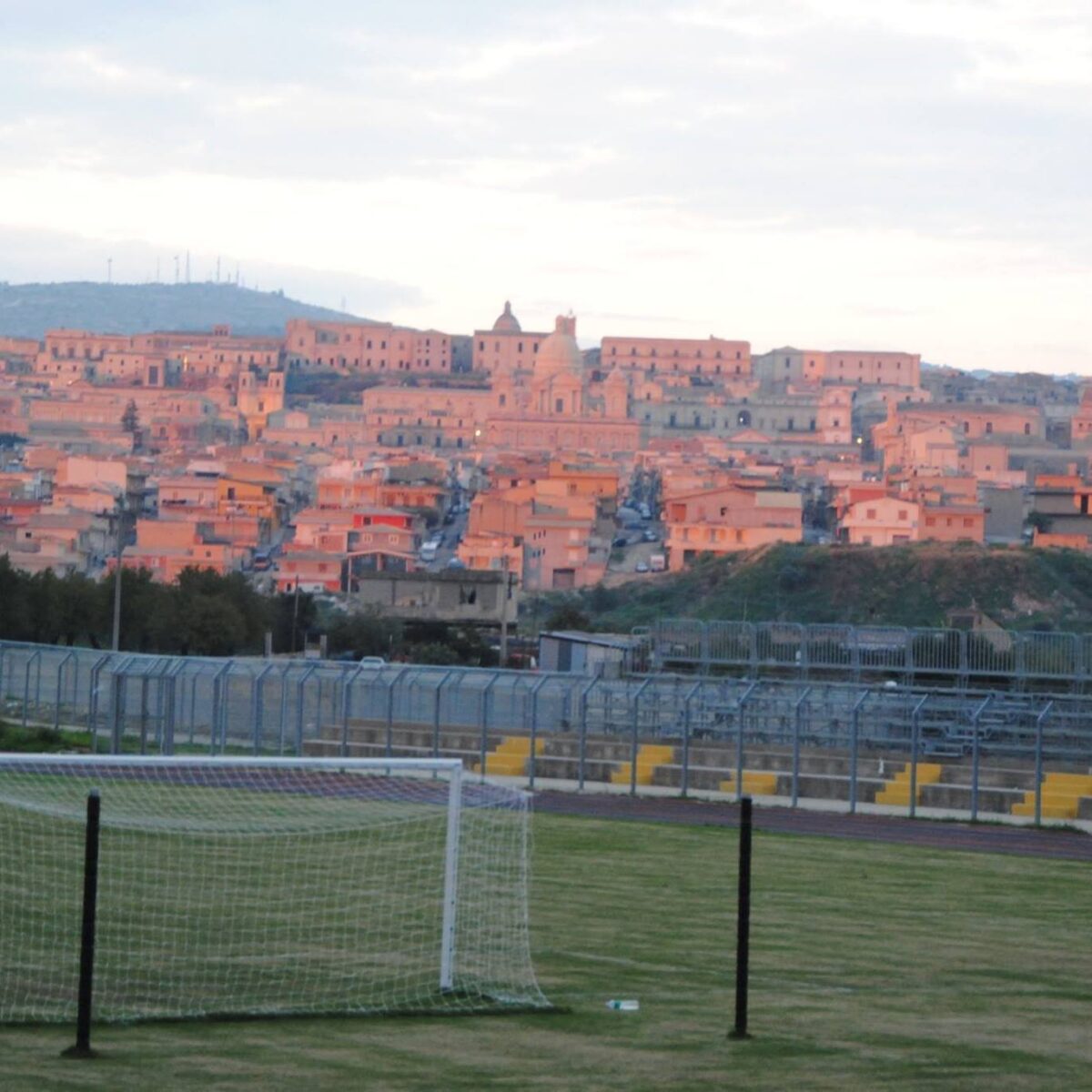 Preparativi per l'idoneità statica del Palatucci: Noto Calcio in azione