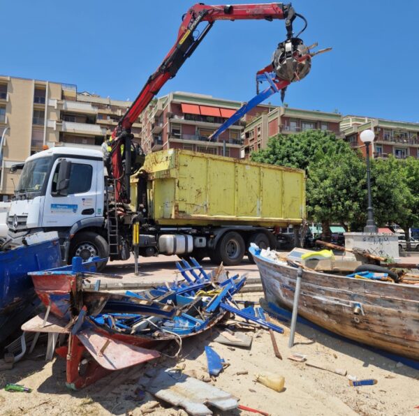 Proseguono le pulizie delle spiagge con speciale attenzione alla spiaggia del Ringo