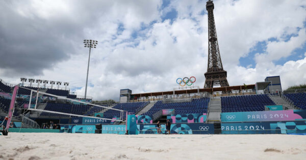 Sabbia e Sport: Il Beach Volley ai Giochi Olimpici di Parigi 2024 sotto l'Iconica Torre Eiffel!