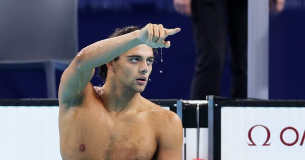 Thomas Ceccon conquista il trono dei 100 metri dorso: oro leggendario a Parigi 2024!