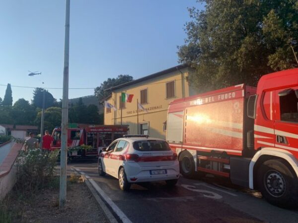 Tragedia a Prato: incendio devasta il poligono di tiro di Galceti, due vite spezzate e un ferito grave