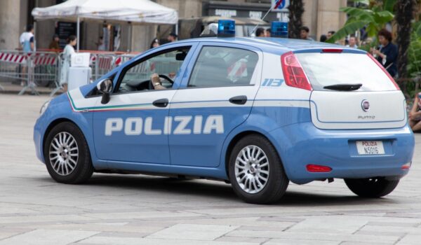 Uomo in preda all'agitazione lancia oggetti dal balcone: gli agenti delle volanti lo calmano