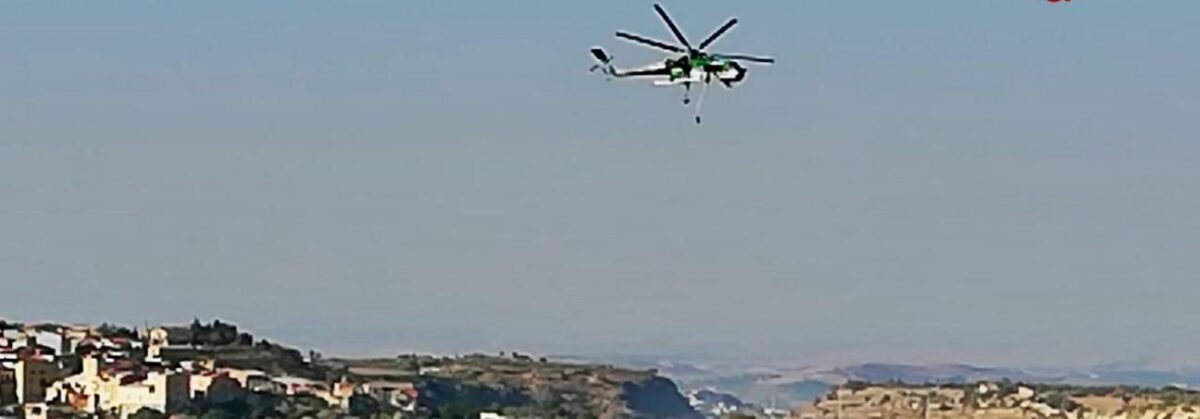 Vasto incendio di sterpaglie a Militello Val di Catania: Vigili del Fuoco al lavoro