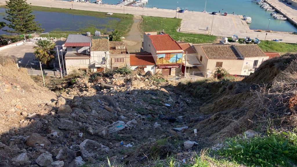 Via ai lavori di consolidamento della collina di Porto Palo a Menfi