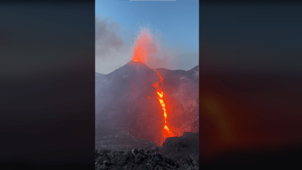 L’Etna non si arresta: la magia del Vulcano nella ripresa dal versante nord [VIDEO]
