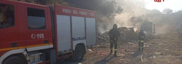 Vigili del Fuoco in prima linea per domare un vasto incendio di sterpaglie e macchia mediterranea a San Giorgio