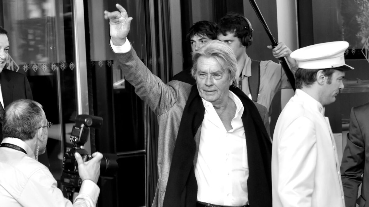 Addio ad Alain Delon, una leggenda del cinema ci lascia a 88 anni.