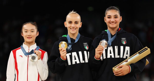 Ali d'oro in volo! Alice D'Amato conquista l'oro Olimpico a Parigi 2024, mentre Manila Esposito si dimostra una stella con il bronzo nella ginnastica artistica.