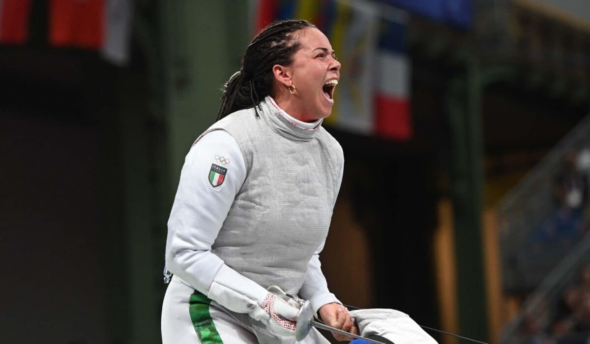 Alice Volpi conquista il cuore dei fan ai Giochi Olimpici di Parigi 2024, ma si ferma a un passo dalla medaglia nel fioretto! Sconfitta nei quarti da Errigo e Favaretto, mentre Vismara si piazza quinta nella spada.