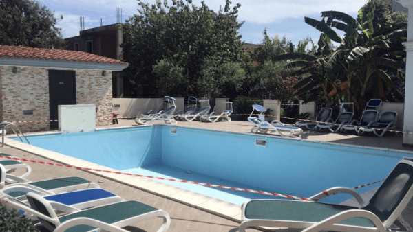 Bambino di tre anni cade in piscina nel Catanese rischiando l’annegamento: ricovero d’urgenza