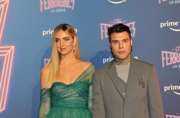 Chiara Ferragni al centro di un intrigante triangolo amoroso con Silvio Campara, mentre Fedez lancia una frecciatina sui social!