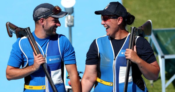 Diana Bacosi e Gabriele Rossetti conquistano l'oro nello skeet a squadre miste di Parigi 2024, trionfando ancora una volta!