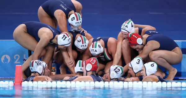 Entusiasmante debutto del Setterosa a Parigi 2024: trionfo sulla Grecia! Pallanuoto femminile in festa!