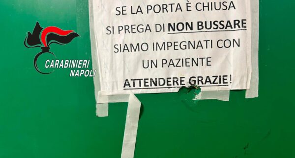 Eruzione di rabbia in ospedale: padre distrugge il Pronto Soccorso con una mazza da baseball dopo aver contestato la scarsa assistenza alla figlia. Arrestato!