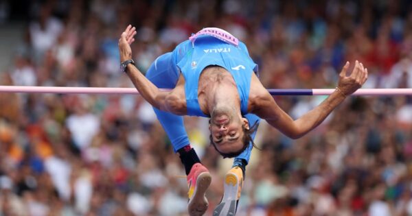 Esploriamo il mondo di Gianmarco Tamberi: trionfi, straordinarie statistiche e i record del nostro campione di salto in alto!