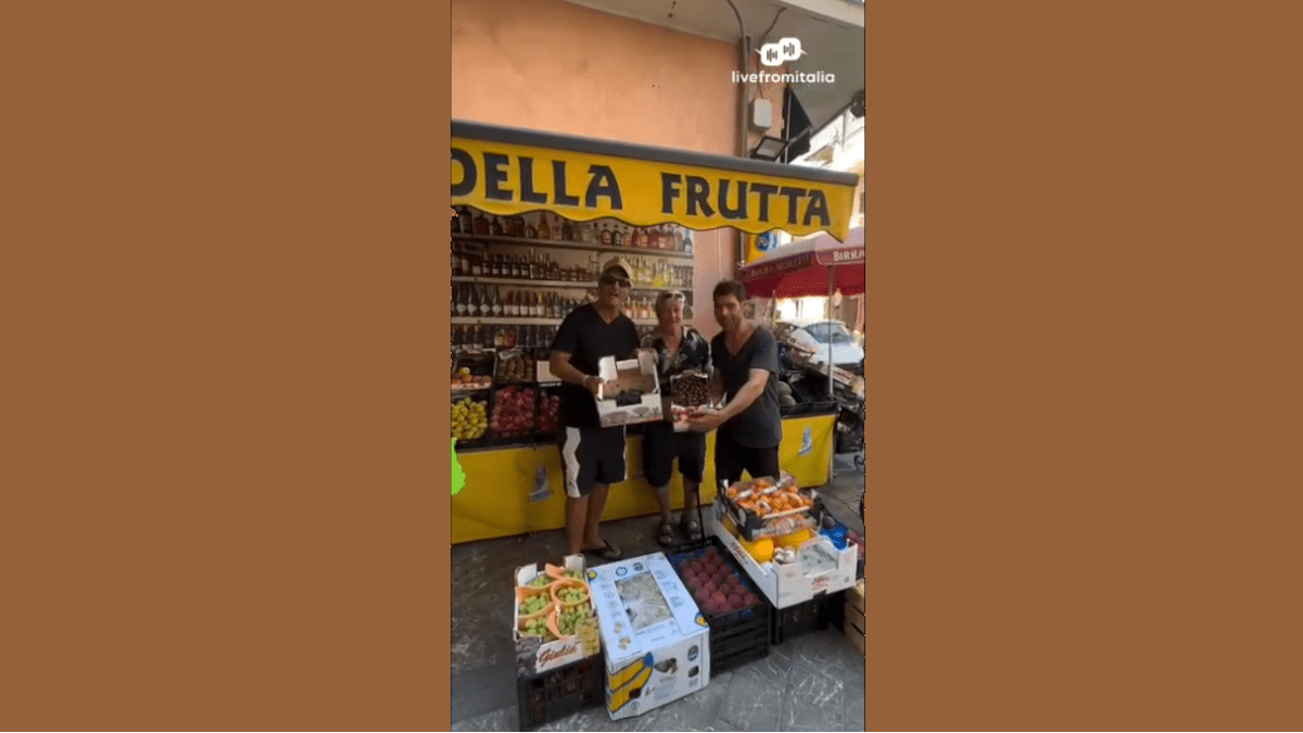 Ritorno alle origini per Fiorello in Sicilia: gag all’angolo della frutta [VIDEO]