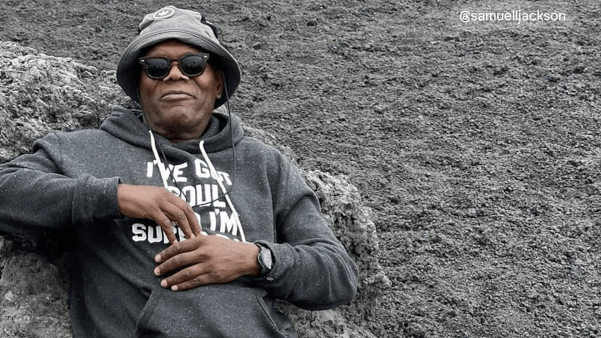 La foto che non ti aspetti: Samuel L. Jackson “comodamente” seduto sull’Etna