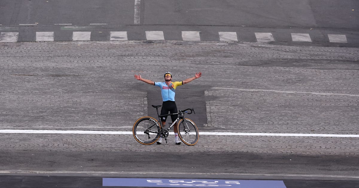 Il sorprendente epilogo di Remco Evenepoel a Parigi 2024: cambio bici a soli 4 km dal traguardo e una posa da cinema con la Torre Eiffel che lo immortalano nella leggenda.