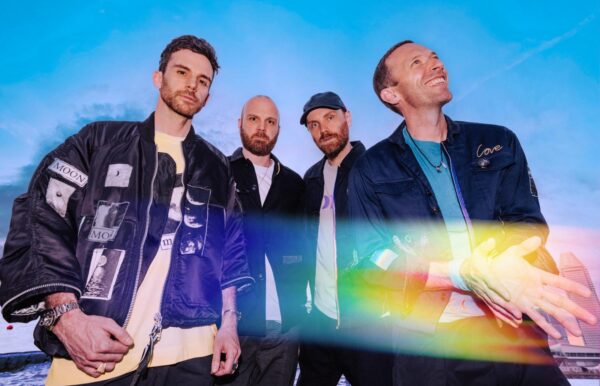 In attesa del nuovo album, i Coldplay ci sorprendono con il singolo We Pray!