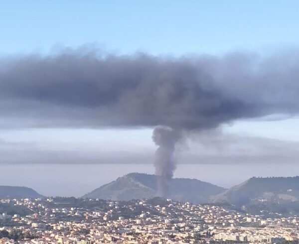 Incendio a Pozzuoli: devastante fuoco in un'azienda alimentare, 10 camion-frigo in cenere!