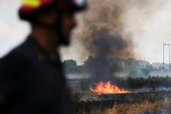 Incendio a Torre Spaccata: Feriti in grave pericolo, un vigile del fuoco lotta con ustioni sul 54% del corpo.