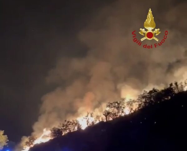 Incendio ad Artena: i Vigili del Fuoco in azione durante la notte per domare le fiamme!