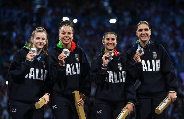 Italia sul podio! Argento nel fioretto femminile a squadre alle Olimpiadi di Parigi 2024, siamo già a quattro medaglie al Grand Palais!