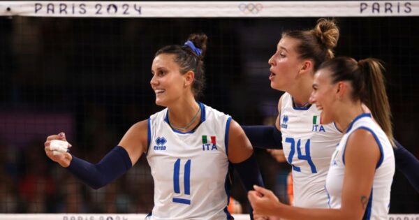 Italvolley femminile trionfa con un convincente 3-0 sui Paesi Bassi e si qualifica per i quarti di finale a Parigi 2024!