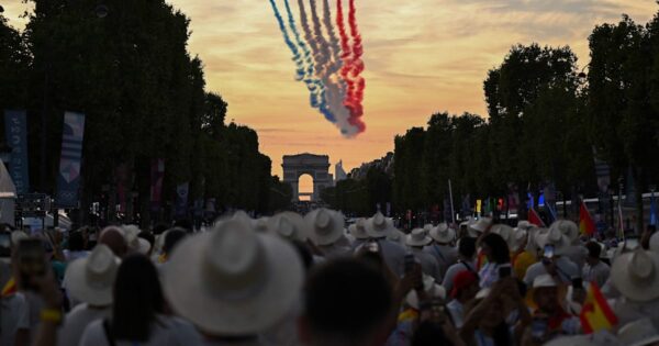 La Cerimonia di Apertura di Parigi 2024 promuove una straordinaria rivoluzione dell'inclusione grazie allo sport, illuminando la storica piazza francese.