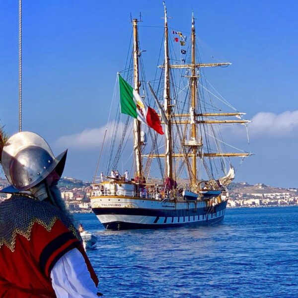 La spettacolare nave scuola Palinuro approda a Messina!