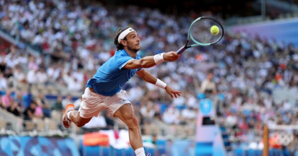 Lorenzo Musetti sfida Félix Auger-Aliassime nella finale per il bronzo a Parigi 2024: scopri il programma, gli orari e come seguire l’emozionante partita del 3 agosto ai Giochi Olimpici!