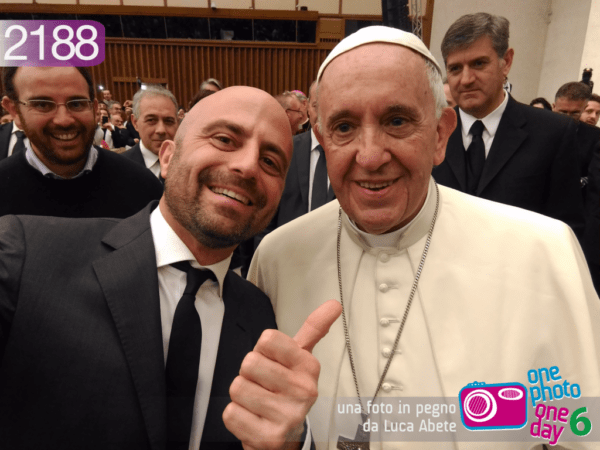 Luca Abete condivide la sua incredibile storia: 5mila selfie in 14 anni tra Papa Bergoglio e la Terra dei Fuochi!