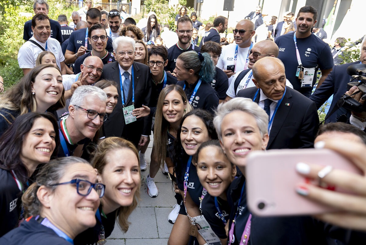 Mattarella al Villaggio Paralimpico incontra gli atleti e sottolinea l'importanza dei giochi come opportunità di dialogo e conoscenza