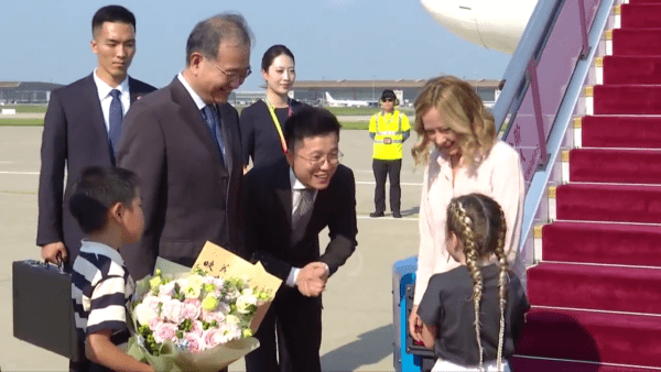 Meloni racconta il viaggio in Cina con la figlia Ginevra e condivide il suo punto di vista su maternità e carriera.